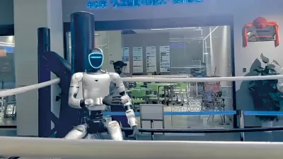 Le robot de combat en plein entraînement.