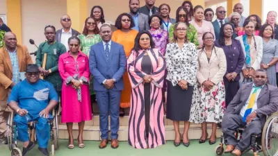 Photo de famille, après l’ouverture du séminaire-atelier sur le handicap.