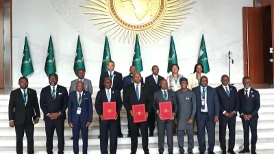 Les membres des deux délégations à l’issue de la signature de l’Accord à Addis-Abeba