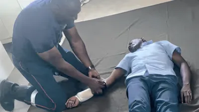 Simulation de la pose d’un garrot sur une victime.