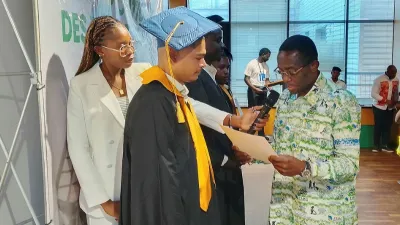 Sosthène Nguema, ministre des mines remettant son diplôme à un de ses nombreux filleuls du jour