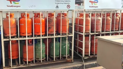 Bouteilles de gaz dans une station service