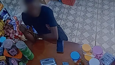 L’un des suspects ignorant qu’une caméra est en train de le filmer