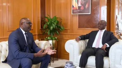 Hermann Immongault, vice-président du gouvernement gabonais et Théophile Boutamba, directeur général de la Centrale d'achat du Gabon (CEAG)