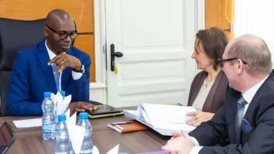 Thierry Minko, ministre de l'économie et les représentants du FMI au Gabon