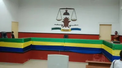 Le Tribunal de Mouila où un agent pénitentiaire et deux civils ont été condamnés à un an de prison.