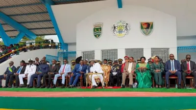La tribune officielle avec la présence de deux gouverneurs des provinces voisines du Cameroun et de la Guinée équatoriale.