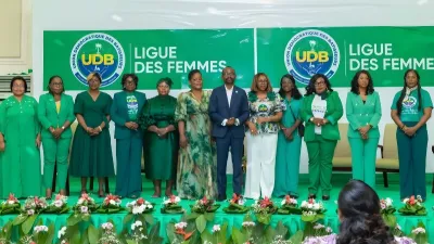 Le bureau de la Ligue des femmes de l’UDB posant avec le secrétaire général du parti