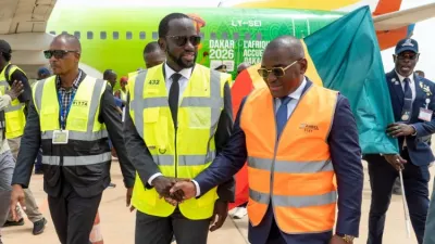 Ulrich Manfoumbi Manfoumbi, ministre des transports et son homologue sénégalais Abdoul Ahad Ndiaye.