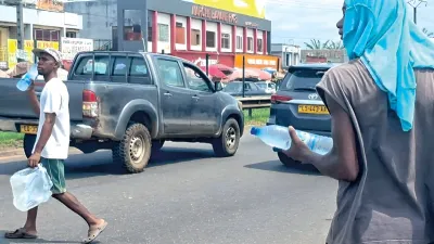 Jeunes vendeurs d'eau au pk8
