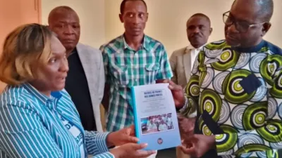 La promotrice du concours et présidente de l’AEPG, Viviane Magnagna-Nguéma et le premier adjoint au maire de Moanda, Judicaël Stchiantou.
