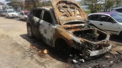 Une voiture consumée par le feu
