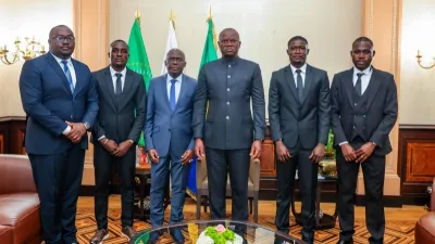 Brice Clotaire Oligui Nguema, président du Gabon et les arbitres gabonais sélectionnés pour la coupe du monde 2026