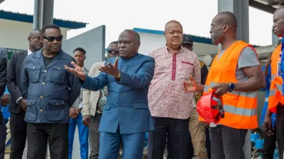 Fernand Paulin Joumas dit Salamba, maire de franceville et Philippe Tonangoye,ministre de l'Accès universel à l'eau et à l'énergie
