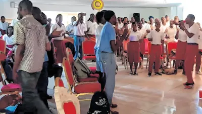 Élèves gabonais dans un lieu de culte