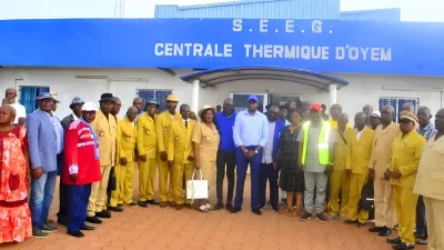 Le député Kevin Eric Edzang Ndong avec les chefs de quartiers et les responsables de la SEEG Oyem