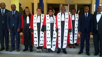 les membres du corps judiciaire et les impétrants à la prestation de serment.