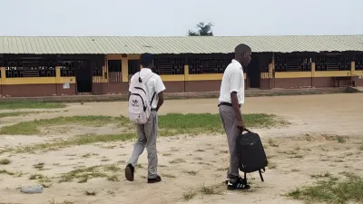 Élèves déambulant dans la cour d’un établissement scolaire