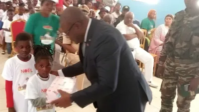 Le gouverneur de la Nyanga procédant à la remise des cadeaux