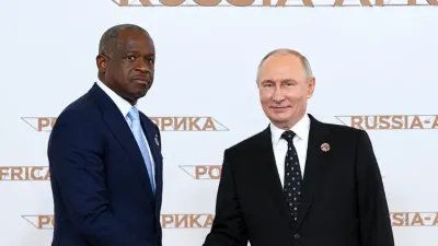 Hermann Immongault, vice-président du gouvernement gabonais et Vladimir Poutine, président de la Russie 