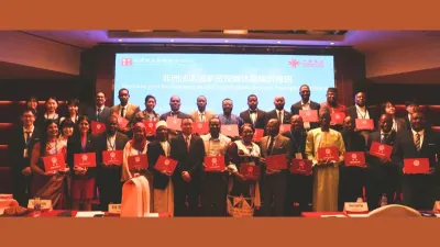 Photo de famille entre participants et organisateurs du séminaire au terme de la cérémonie de clôture.