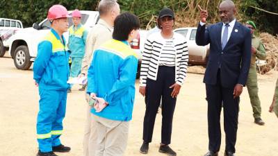 Le Ministre des Mines, Gilles NEMBE et la Ministre Commerce Parfaite AMOUYEME OLLAME, à Ndjolé 14 août 2024 © DR