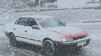Capture d'écran d'une vidéo montrant une rue enneigée à Libreville