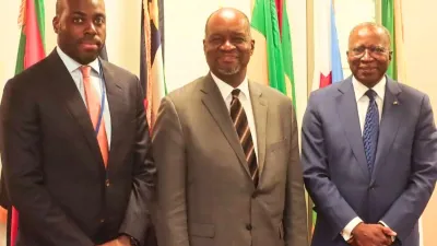 Les ministres Mark-Alexandre DOUMBA (G) et Chales M'BA (D)