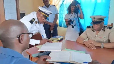 Une phase de la passation de commandement sous le regard du gouverneur de l’Ogooué-Lolo