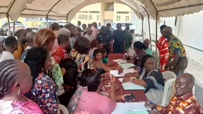 Remise des bons de caisse au ministère de l’Éducation nationale