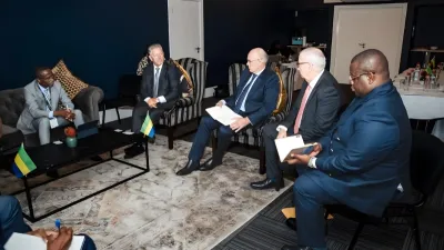 Sosthène Nguema, ministre des mines et les représentants de GENMIN