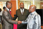 Poignée de main entre le nouveau directeur du quotidien l'Union Lin Joel Ndembet et Albert Yangari lors de la passation de service