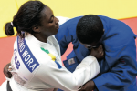 La judokate gabonaise Karene Ursula Agono Wora (en blanc) lors des 13es Jeux Africains.