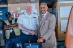 Le ministre en charge du Tourisme, Pascal Ogowé Siffon et le commandant de bord