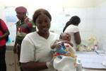 Le petit «Junior Oligui Nguema» dans les bras d’une infirmière.