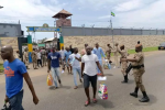 Les détenus à leur sortie de prison. Image SOS Prisonniers Gabon