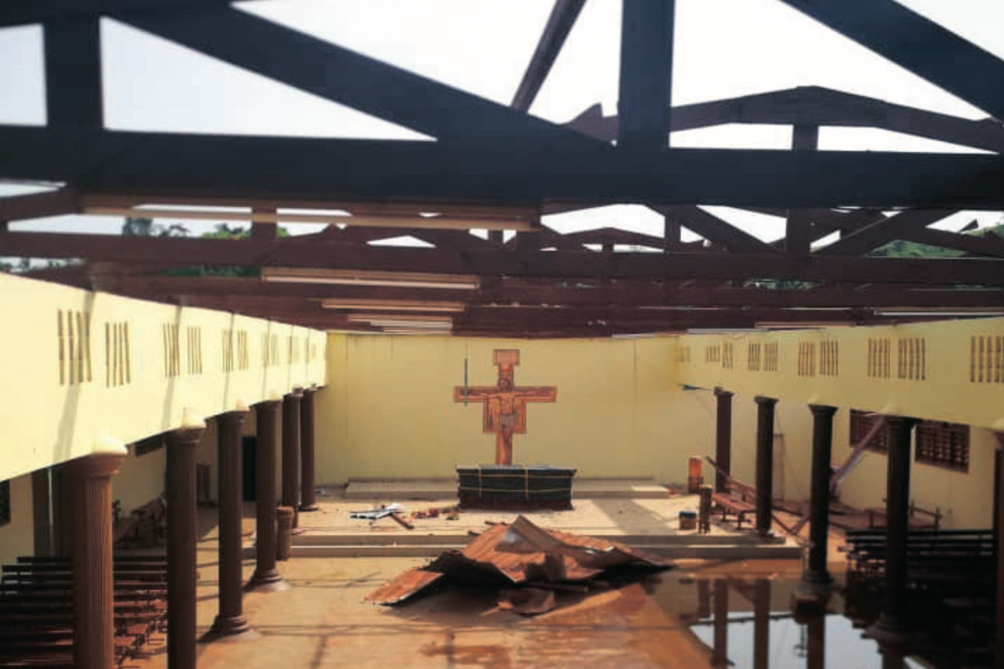 Une vue de l’Église catholique touchée par la colère de dame Nature à Booué.